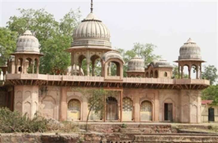 Rewari ऐतिहासिक रानी की छतरी का दीदार नहीं कर पा रहे पर्यटक,रानी की छतरी और शाही तालाब का इतिहास