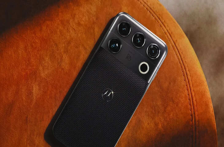 Motorola Signature 27 का अनोखा डिजाइन चर्चा में, Bang & Olufsen ऑडियो और दमदार कैमरे से लैस होगा फोन