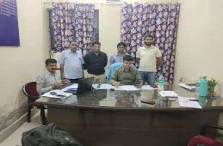 पंचायत समिति रायपुर के सहायक अभियंता को रिश्वत लेते गिरफ्तार, फुटेज में देंखे 5.23 लाख रुपए बरामद