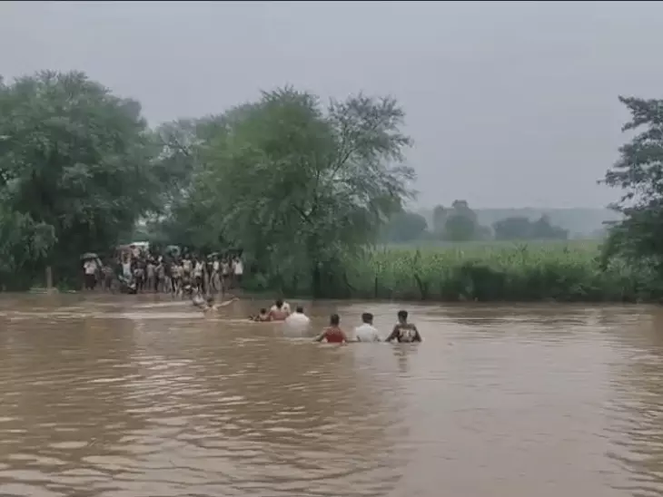 राखी बांधने की चाहत में जान जोखिम में डाल सैलाब पार करती दिखीं बहनें, कमर से ऊपर बह रहा था पानी