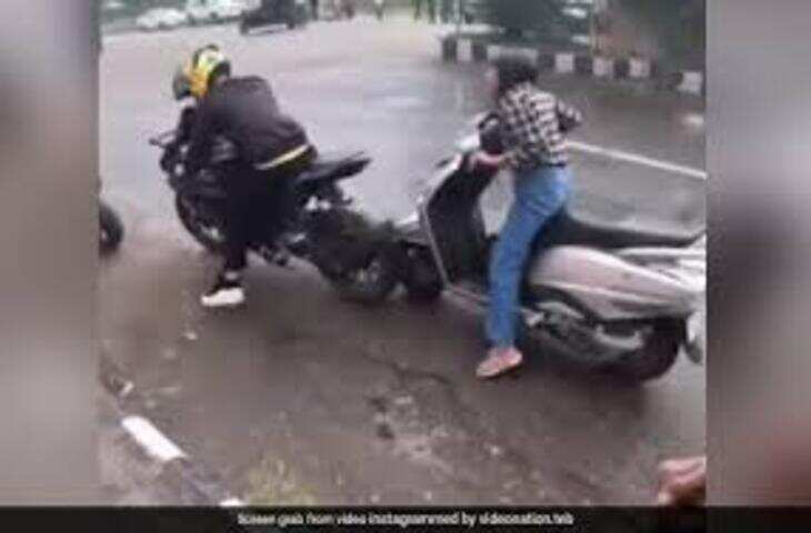 पार्किंग से स्कूटी निकालने में दीदी के छूट गए पसीने, मजेदार वीडियो देख पेट पकड़कर हंस रहे लोग