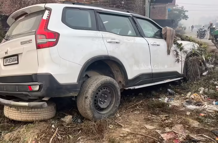 सड़क हादसे के बाद भड़के ग्रामीण, NH-120 पर टायर जलाकर किया प्रदर्शन; एक घंटे तक जाम