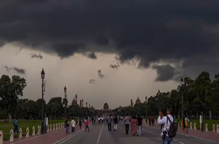 Delhi Weather: बारिश के बाद बदला मौसम, आज 33 डिग्री तक पहुंच सकता है तापमान