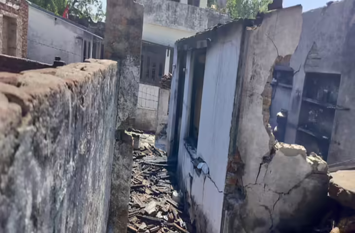 सोईघर में गैस सिलेंडर ने अचानक पकड़ी आग, विस्फोट के बाद ग्रामीणों में अफरा-तफरी का माहौल