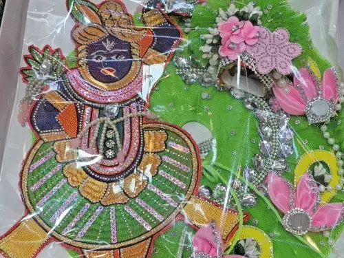 जन्माष्टमी से पहले मथुरा-वृंदावन के बाजार गुलजार, लड्डू गोपाल की पोशाक और मुकुट खरीदने उमड़ी भक्तों की भीड़