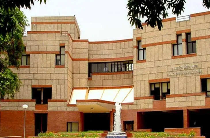 कानपुर में एसीपी के पद पर तैनात रहे मोहसिन खान के खिलाफ आईआईटी की छात्रा ने यौन शोषण का मुकदमा दर्ज 