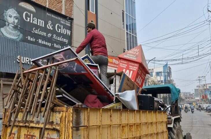 सिरसा में अतिक्रमण विरोधी अभियान में दुकानों के बाहर लगे साइनबोर्ड और सामान जब्त