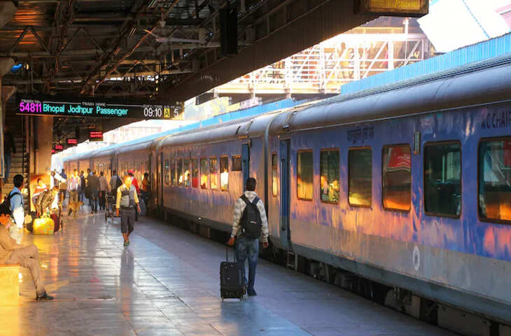 क्या आप जानते हैं कि जैसे हवाई यात्रा (Flight Travel) के दौरान आपके सामान पर वजन की लिमिट होती है, वैसे ही ट्रेन यात्रा (Train Travel) में भी एक तय सीमा तक ही सामान ले जाने की अनुमति है? जी हां, भारतीय रेलवे (Indian Railways) ने यात्रियों के लिए अलग-अलग कोचों के हिसाब से सामान के वजन की सीमाएं तय की हैं। अगर आप तय सीमा से ज्यादा सामान लेकर चलते हैं, तो आपको जुर्माना (Penalty) देना पड़ सकता है।  कई लोगों को इस नियम के बारे में जानकारी नहीं होती और वे भारी-भरकम सामान के साथ ट्रेन में सफर करते हैं। ऐसे में रेलवे यात्रियों को जागरूक कर रहा है कि वे तय सीमा के अनुसार ही सामान लेकर चलें, ताकि यात्रा के दौरान किसी तरह की असुविधा या जुर्माना झेलना न पड़े।  आइए जानते हैं कि किस कोच में कितना सामान ले जाना मान्य है और नियमों का उल्लंघन करने पर आपको कितना जुर्माना देना पड़ सकता है।  फर्स्ट एसी (First AC) यात्रियों के लिए सबसे ज्यादा छूट अगर आप फर्स्ट क्लास एसी कोच (First Class AC Coach) में यात्रा कर रहे हैं, तो आपके पास 70 किलो तक का सामान ले जाने की अनुमति है। इतना ही नहीं, रेलवे यात्रियों को अतिरिक्त 15 किलो सामान ले जाने की भी छूट देता है, जिस पर कोई अतिरिक्त शुल्क नहीं लगता। यानी कुल मिलाकर आप 85 किलो तक का सामान बिना किसी जुर्माने के साथ ले जा सकते हैं।  सेकंड एसी (Second AC) में क्या है सीमा? सेकंड एसी (2AC) में यात्रा करने वाले यात्री 50 किलो तक का सामान आराम से ले जा सकते हैं। इसके अलावा, रेलवे 10 किलो का अतिरिक्त सामान भी बिना किसी शुल्क के ले जाने की अनुमति देता है। यानी सेकंड एसी यात्री कुल 60 किलो तक सामान के साथ यात्रा कर सकते हैं बिना किसी चिंता के।  थर्ड एसी (Third AC) और चेयर कार (Chair Car) यात्रियों के लिए सामान की लिमिट थर्ड एसी (3AC) और चेयर कार (Chair Car) में यात्रा करने वाले यात्रियों के लिए सामान की सीमा थोड़ी कम है। इन कोचों में यात्री 40 किलो तक का सामान ले सकते हैं। इसके अतिरिक्त, 10 किलो का सामान और ले जाने की छूट दी गई है, यानी कुल 50 किलो तक का सामान आप मुफ्त में अपने साथ रख सकते हैं।  स्लीपर (Sleeper) और सेकेंड क्लास (Second Class) यात्रियों के लिए नियम अगर आप स्लीपर कोच (Sleeper Coach) में सफर कर रहे हैं, तो आप 40 किलो तक सामान ले जा सकते हैं। इसके अलावा, 10 किलो का अतिरिक्त सामान भी बिना किसी चार्ज के ले जाने की अनुमति है।  वहीं, सेकेंड क्लास (Second Class/General Coach) में सफर करने वाले यात्री 35 किलो तक का सामान साथ ले जा सकते हैं और अतिरिक्त 10 किलो का सामान भी फ्री में ले जाने की छूट है।  तय लिमिट से ज्यादा सामान होने पर क्या होगा? अगर आप तय लिमिट से ज्यादा सामान लेकर यात्रा करते हैं और उसका एडवांस में रेलवे के लगेज बुकिंग काउंटर पर चार्ज नहीं भरते हैं, तो आपको भारी जुर्माना भरना पड़ेगा।  रेलवे के नियमों के अनुसार, तय सीमा से ज्यादा सामान पर बुकिंग चार्ज के अलावा, उस चार्ज का 6 गुना जुर्माना वसूला जाएगा। उदाहरण के लिए, अगर आपके अतिरिक्त सामान पर 100 रुपये का चार्ज बनता है और आपने उसे पहले से बुक नहीं कराया है, तो आपको 600 रुपये का जुर्माना भरना पड़ेगा।  जुर्माने से कैसे बचें? अगर आप ट्रेन से लंबी दूरी की यात्रा कर रहे हैं और आपके पास सामान ज्यादा है, तो यात्रा से पहले ही रेलवे स्टेशन पर स्थित लगेज बुकिंग काउंटर (Luggage Booking Counter) पर जाकर अपने अतिरिक्त सामान की बुकिंग करा लें। इससे:  आपको कोई पेनल्टी नहीं लगेगी।  आपका अतिरिक्त सामान सुरक्षित रहेगा।  आपकी यात्रा तनावमुक्त और आरामदायक होगी।  रेलवे का यह नियम यात्रियों की सुविधा और ट्रेन के भीतर भार नियंत्रण को ध्यान में रखते हुए बनाया गया है। इससे न केवल डिब्बों में अनावश्यक भीड़भाड़ कम होती है, बल्कि यात्रियों की सुरक्षा भी सुनिश्चित होती है।  यात्रा से पहले रखें इन बातों का ध्यान यात्रा शुरू करने से पहले अपने सामान का वजन एक बार जरूर चेक कर लें।  अगर सामान तय लिमिट से ज्यादा है तो उसे एडवांस में बुक करवा लें।  टिकट और लगेज बुकिंग रसीद को अपने पास सुरक्षित रखें।  प्लेटफॉर्म पर या ट्रेन में चेकिंग के दौरान सही दस्तावेज दिखाकर किसी भी तरह की असुविधा से बचें।  निष्कर्ष भारतीय रेलवे की ओर से तय किए गए सामान की लिमिट का पालन करना हर यात्री की जिम्मेदारी है। इससे न सिर्फ आपका सफर आसान होता है, बल्कि दूसरों के लिए भी यात्रा का अनुभव बेहतर बनता है। इसलिए अगली बार जब आप ट्रेन से यात्रा करें, तो अपने सामान की लिमिट जरूर ध्यान में रखें और बिना किसी जुर्माने के आनंदपूर्वक अपनी यात्रा पूरी करें।