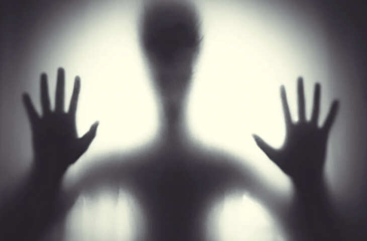 आधी रात को महिला के कमरे में आकर &rsquo;भूत&rsquo; करता था छेड़छाड़, कैमरे लगवाए तो सामने आया खौफनाक सच