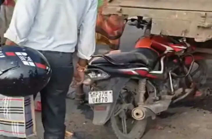 सीहोर में सड़क किनारे खड़ी ट्रॉली से टकराई बाइक, युवक गंभीर घायल