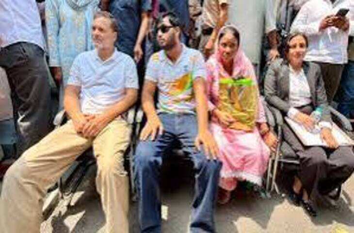 पैलेट गन मामले में संसद मार्ग थाने पहुंचे राहुल गांधी, फुटेज में देंखे घायल छात्र को साथ लाए; जांच की ली जानकारी