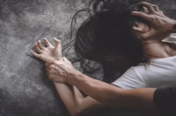 वीडियो वायरल करने की धमकी देकर युवती से गैंगरेप, वारदात के बाद आरोपी फरार