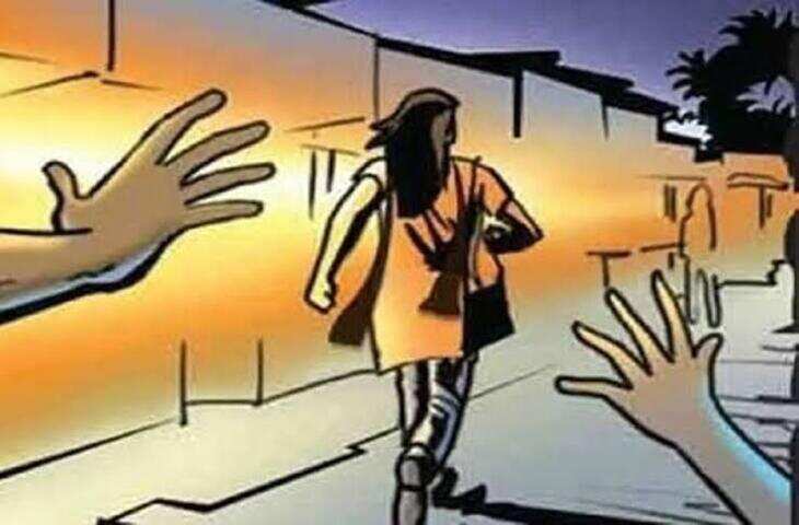 बिहार में दोस्त के साथ जा रही छात्रा से बदसलूकी: बदमाशों ने अश्लील हरकतें कीं, सड़क पर घसीटा; 3 नाबालिग आरोपी गिरफ्तार