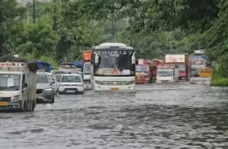 Delhi Airport से निकली यात्रियों से भरी बस पानी में फंसी, दमकल कर्मियों ने यात्रियों को सुरक्षित निकाला
