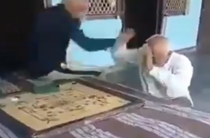 कैरम खेलते वक्त बुजुर्गों में हो गई लड़ाई, वीडियो देखें कैसे हुई दोनों के बीच मार पिटाई