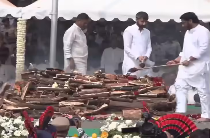 &lsquo;दादा अमर रहें&rsquo; के नारों के बीच अजित पवार पंचतत्व में विलीन, समर्थकों की आंखों से छलके आंसू​​​​​​​