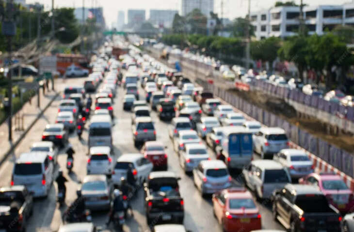 नोएडा की ट्रैफिक व्यवस्था पर स्टार्टअप फाउंडर का तंज, 4 KM की दूरी ने उठाए सवाल