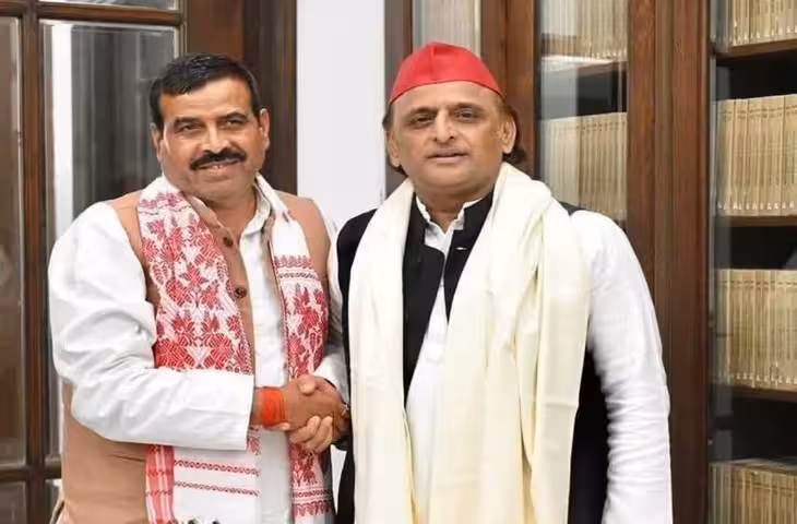 बृजभूषण शरण सिंह के करीबी BJP नेता भवानी भीख शुक्ला बेटों समेत सपा में शामिल, अखिलेश यादव ने दिलाई सदस्यता