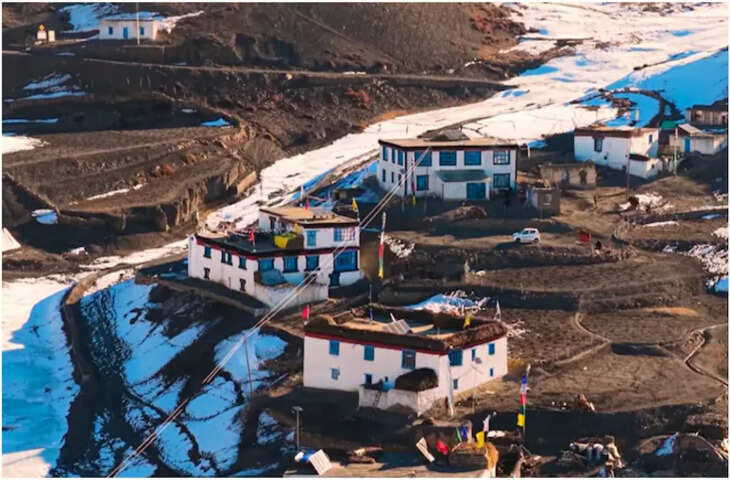 आसमान के सबसे करीब बसा भारत का कोमिक गांव, जहां पेड़ भी तोड़ देते हैं दम; गोबर के भरोसे कटती हैं रातें
