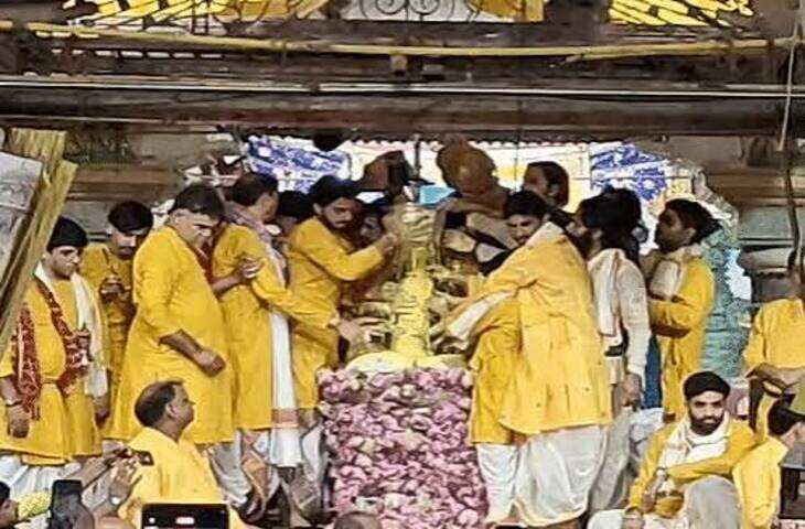 मथुरा में कमल पर प्रकट हुईं राधारानी, सखियां जमकर झूमीं; बांके बिहारी लाल को राधारानी की तरह सजाया