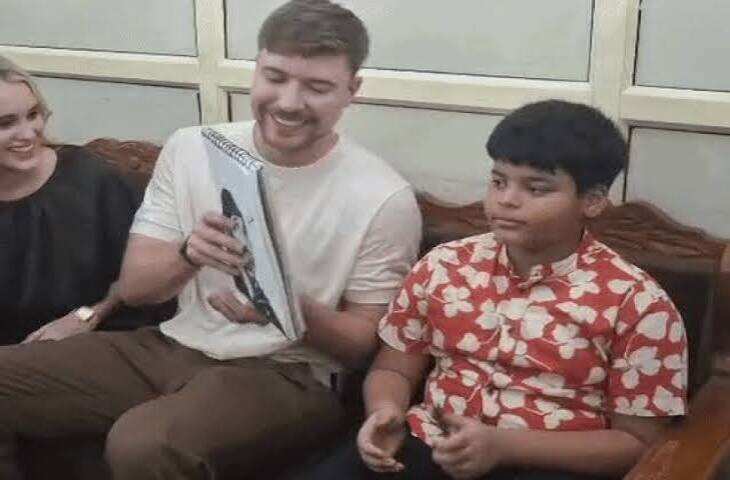 मिस्टर बीस्ट पत्नी संग पहुंचे ताजमहल, पर्यटकों में फोटो लेने की मची होड़; फैन ने दिया खास तोहफा