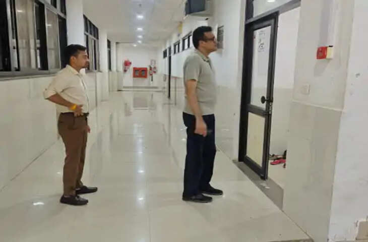 रतलाम में आम आदमी बनकर अस्पताल पहुंचे कलेक्टर: बिना सरकारी गाड़ी मेडिकल कॉलेज का किया औचक निरीक्षण, एक घंटे तक वार्डों में परखी व्यवस्थाएं