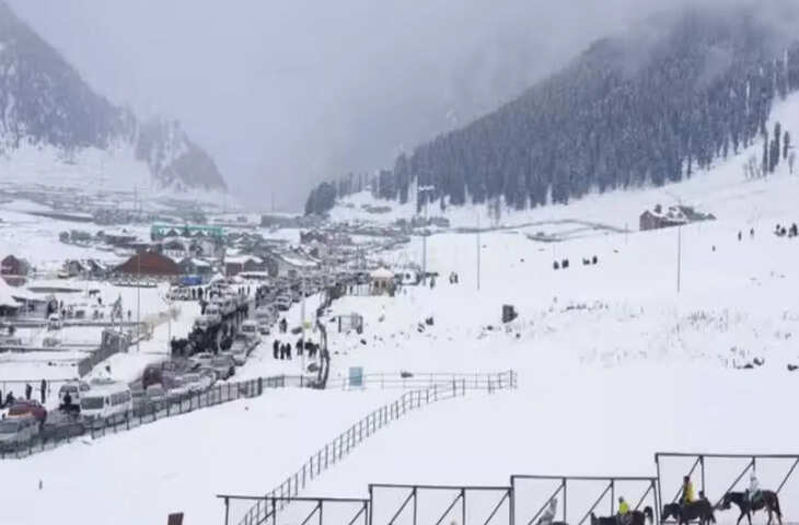 जम्मू-कश्मीर में जमकर हुई बर्फबारी, काम ठप, कई सड़कें बंद&hellip; बांदीपोरा में अलर्ट