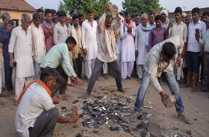 &lsquo;मोबाइल बन रहा नशा&rsquo;&mdash; इस गांव में लोगों ने खुद तोड़े अपने फोन, सोशल मीडिया पर वीडियो चर्चा में
