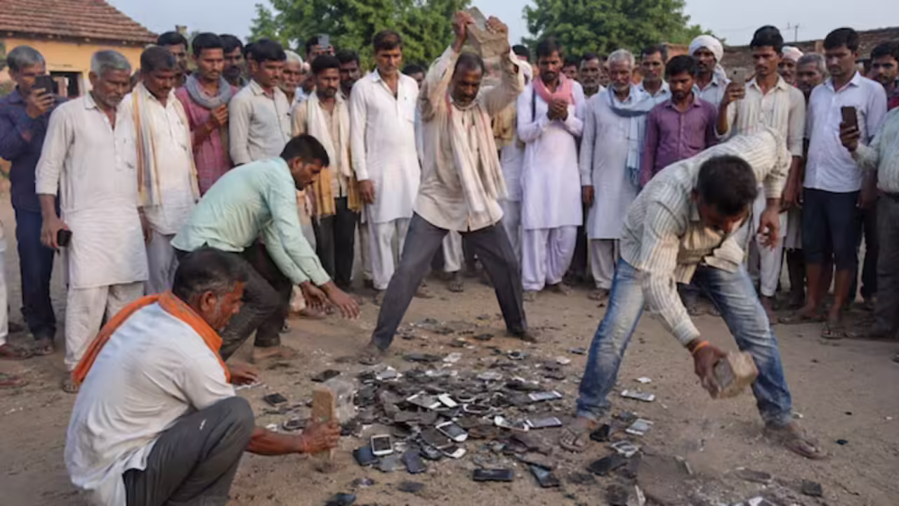 ‘मोबाइल बन रहा नशा’— इस गांव में लोगों ने खुद तोड़े अपने फोन, सोशल मीडिया पर वीडियो चर्चा में