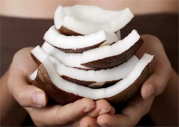 क्या आप जानते हैं कच्चा नारियल खाने के फायदों के बारे में 