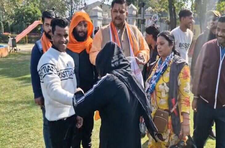 प्यार का दिन बना &lsquo;रक्षाबंधन&rsquo;! वैलेंटाइन डे पर कपल को घेरकर बजरंग दल ने बंधवाई राखी, देखें वीडियो​​​​​​​