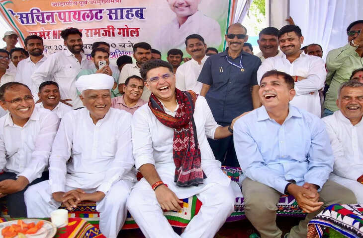 मंच पर गफूर अहमद के जवाब से छूटी हंसी, पायलट समेत सभी नेता लगाने लगे ठहाके