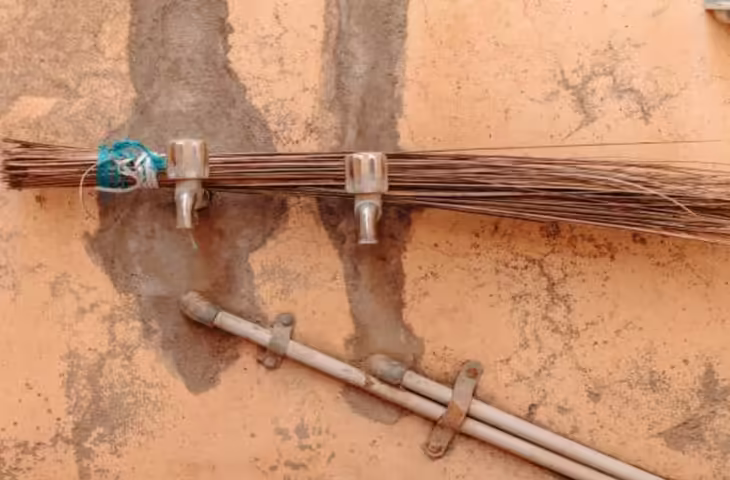 Vastu Tips for Jhadu: झाड़ू से जुड़ी ये गलतियां बना सकती हैं दरिद्रता का कारण, जानें वास्तु के जरूरी नियम