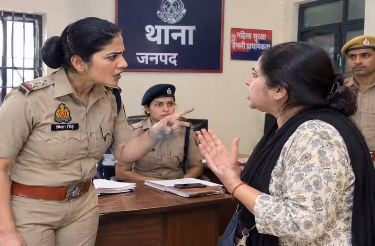 चौथे प्रेमी के साथ जाने पर अड़ी महिला, थाने में जमकर हंगामा: पत्नी रोती रही, पति बोला- प्रेमिका के साथ ही रहूंगा