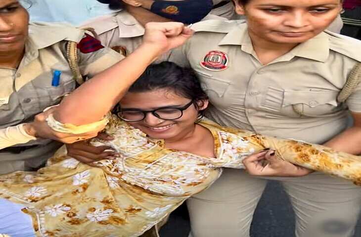 Viral Video: नेहा बोरा को हिरासत में लेने का दावा, मुट्ठी बांधकर नारे लगाते दिखीं; बस में भी हंगामे का वीडियो वायरल