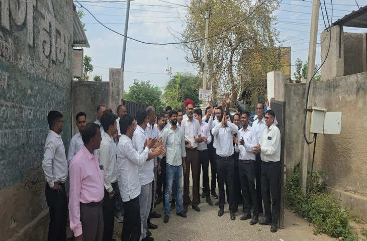 वकीलों का उग्र प्रदर्शन, एसडीएम कार्यालय का घेराव