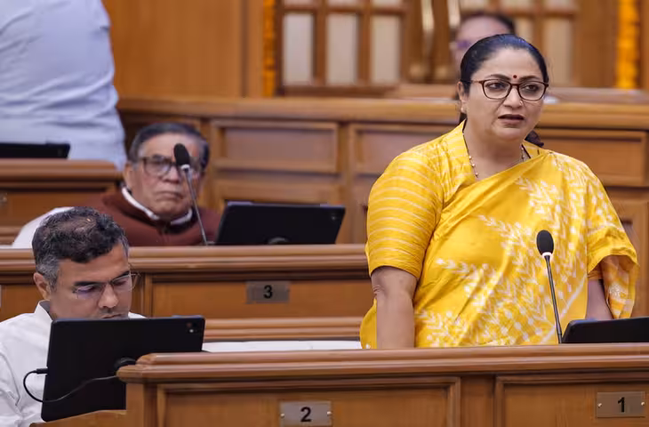 दिल्ली की महिलाओं को हर महीने 2500 रुपये देने की तैयारी, CM रेखा ने बताई लक्ष्मी योजना की चुनौती