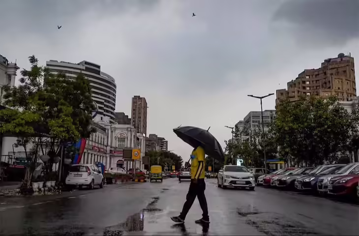 Weather Alert: दिल्ली-NCR में आज रात बदल सकता है मौसम, कई राज्यों में गरज-चमक के साथ बारिश की संभावना