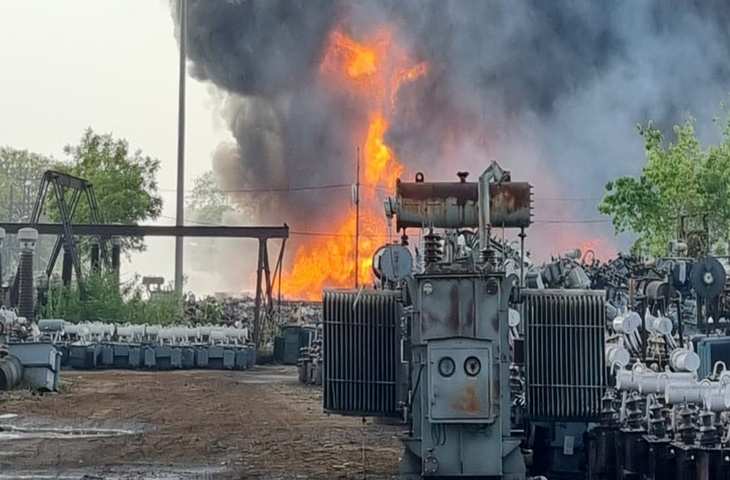 Raipur ट्रांसफार्मर में धमाके की वजह से बिजली विभाग गोदाम में भडकी आग, आसमान में दिखने लगी आग की लपटें