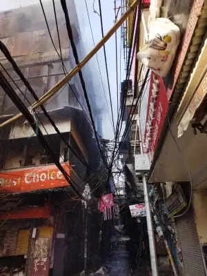Delhi के भागीरथ पैलेस मार्केट में 50 से ज्यादा दुकानें जलकर खाक !