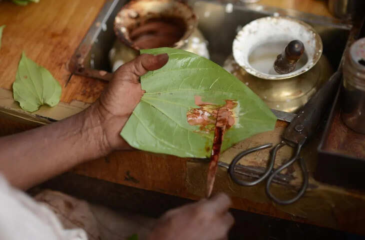 SP-DSP के सामने भी नहीं थूका पान लड़के का वीडियो वायरल; यूजर्स बोले- असली बनारसी है ये