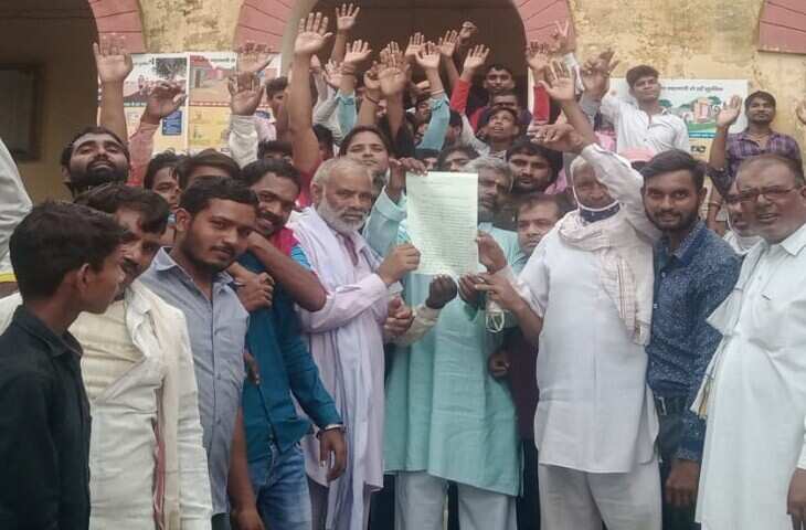 भरतपुर में अवैध शराब के खिलाफ ग्रामीणों का प्रदर्शन, वीडियो में जाने महिलाओं और छात्राओं की सुरक्षा को लेकर जताई चिंता