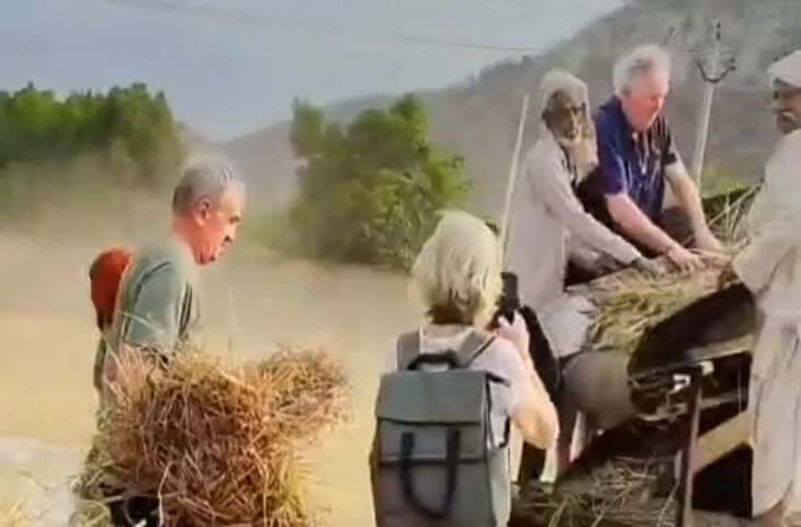 विदेशी पर्यटकों ने किसानों संग की गेहूं कटाई, सिलीसेढ़ में दिखा अनोखा नजारा