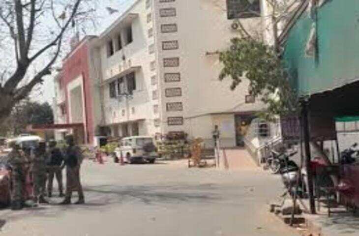 जयपुर कलेक्ट्रेट में ईमेल से बम की धमकी, फुटेज में देखें अलर्ट मोड पर पहुंची टीमें, तलाशी में नहीं मिला कोई संदिग्ध सामान