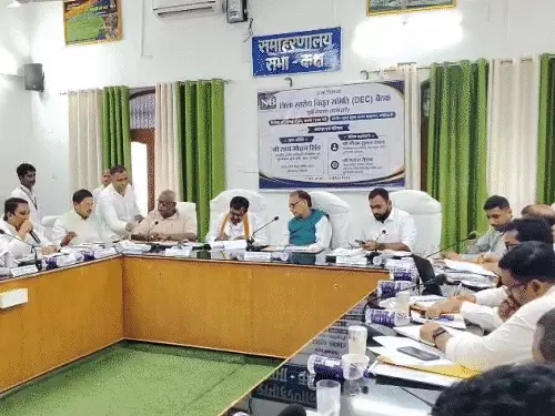 सरकारी दावों की खुली पोल: ढाका विधानसभा के कई टोले अब भी नियमित बिजली से वंचित, बांस के खंभों के सहारे हो रही सप्लाई
