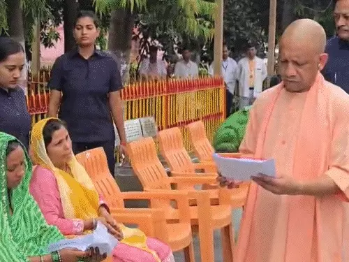 महिला की शिकायत सुन योगी भड़के, बोले- लेखपाल-तहसीलदार को सस्पेंड करो; दबंगों पर कार्रवाई के दिए निर्देश