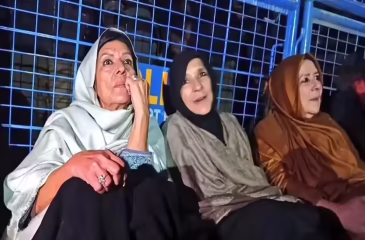 पाकिस्तान में इमरान खान की बहनों पर पुलिस का टॉर्चर! देर रात 2 बजे काट दी बिजली, 9 डिग्री में ये क्या कर रही PAK सेना 