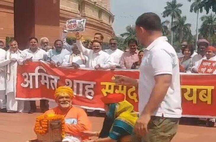 संसद परिसर में विपक्ष का अनोखा प्रदर्शन, वीडियो में जाने पुजारी बने पप्पू यादव, दानपेटी में राहुल गांधी ने डाला चंदा; हंगामे के बीच लोकसभा-राज्यसभा 3 अगस्त तक स्थगित