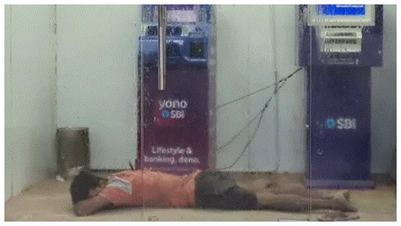 Video: AC का मजा लेने ATM में घुसा युवक, बेफिक्र होकर सोने लगा, वीडियो देख लोग बोले- सिक्योरिटी कहां है?