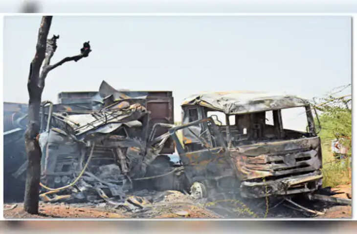 Nagaur बस से ट्रक-ट्रेलर पलटने से भयानक हादसा हो गया